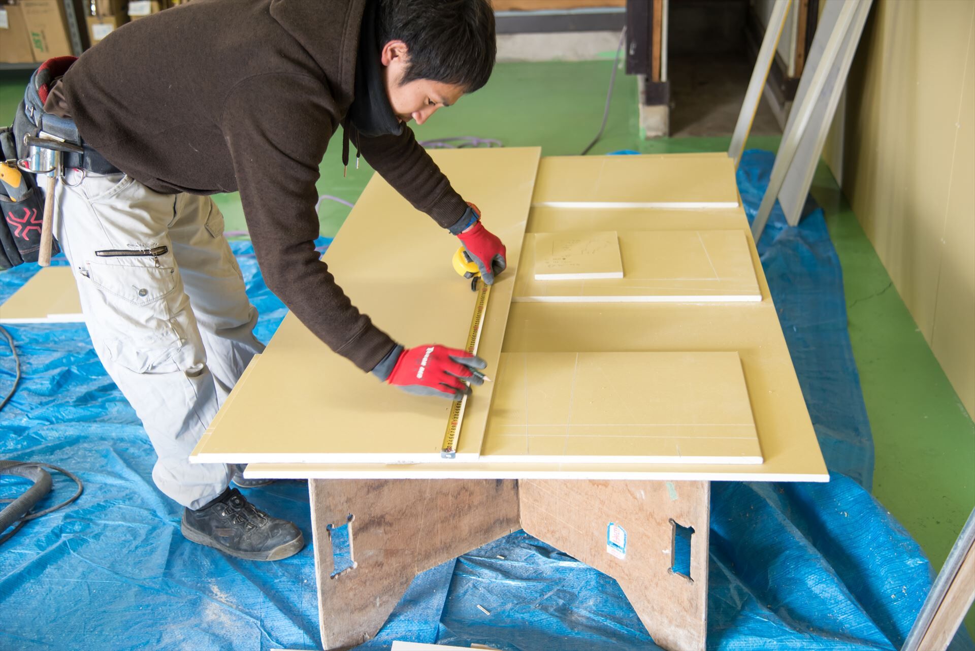 寸法を測る職人