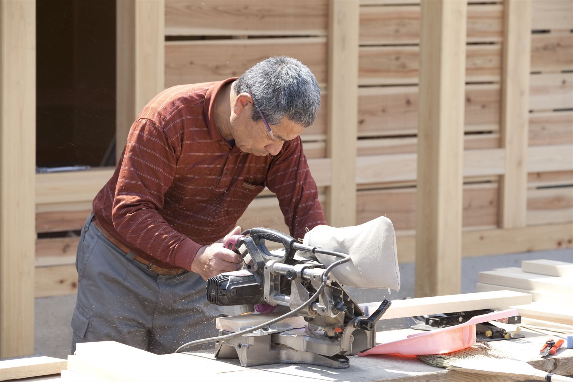 建築作業を行う大工